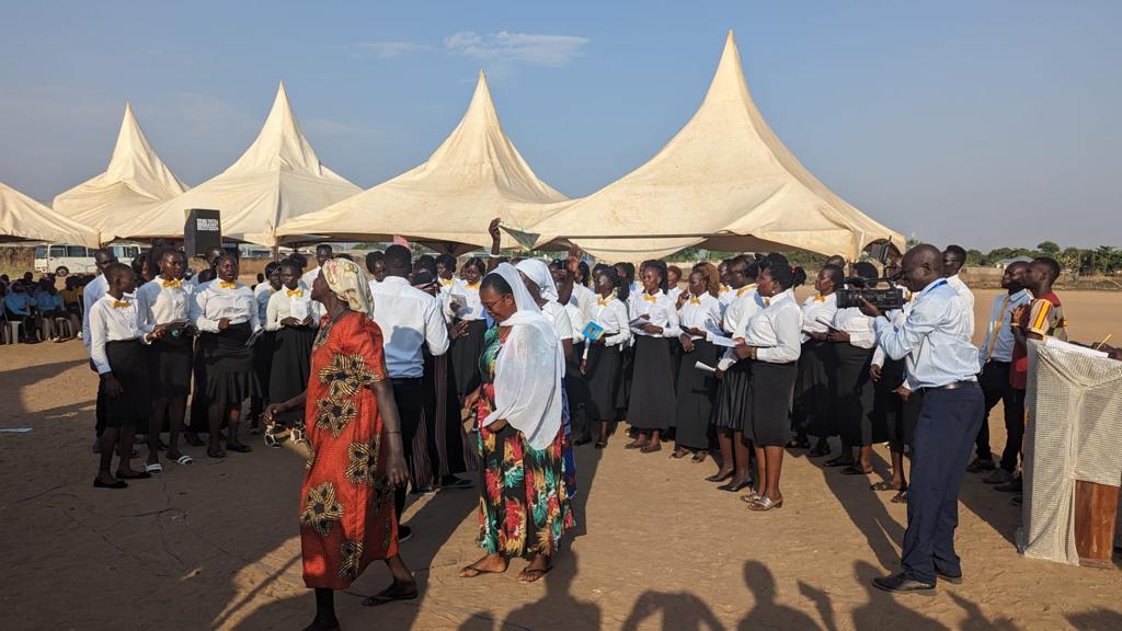 YOUTH PEACE PILGRIMAGES: joves del Sudan del Sud, amb Sant'Egidio, el Consell Mundial d'Esglésies i altres organismes cristians, esperen el Papa Francesc demanant pau i reconciliació